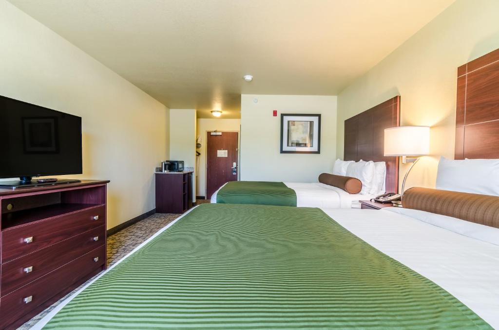 Postel nebo postele na pokoji v ubytování Cobblestone Hotel & Suites - Paxton