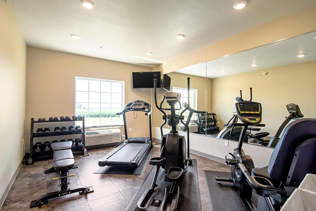 Fitness centrum a/nebo fitness zařízení v ubytování Cobblestone Hotel & Suites - Paxton