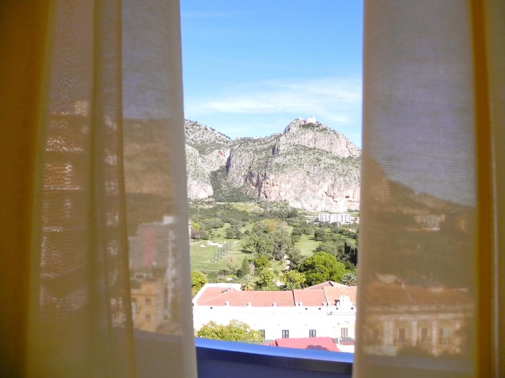 Nespecifikovaný výhled na hory nebo výhled na hory při pohledu z hotelu