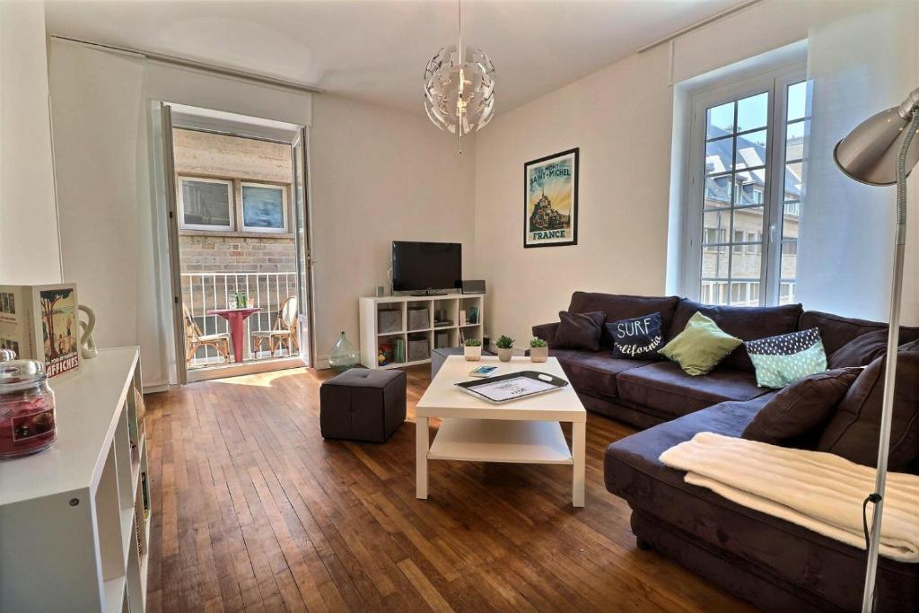 un salon avec un canapé et une table dans l'établissement Gite Jean Dunois - Saint Malo, à Saint-Malo