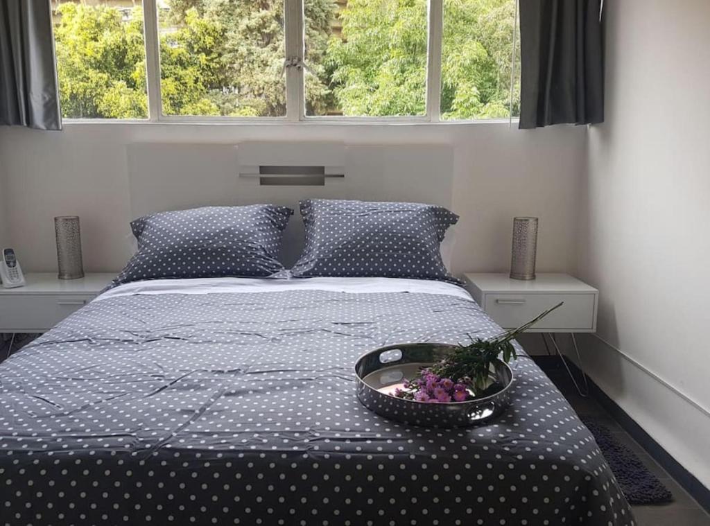 Un dormitorio con una cama con un tazón de flores. en WTC Loft Nápoles El Segundo Cielo, en Ciudad de México