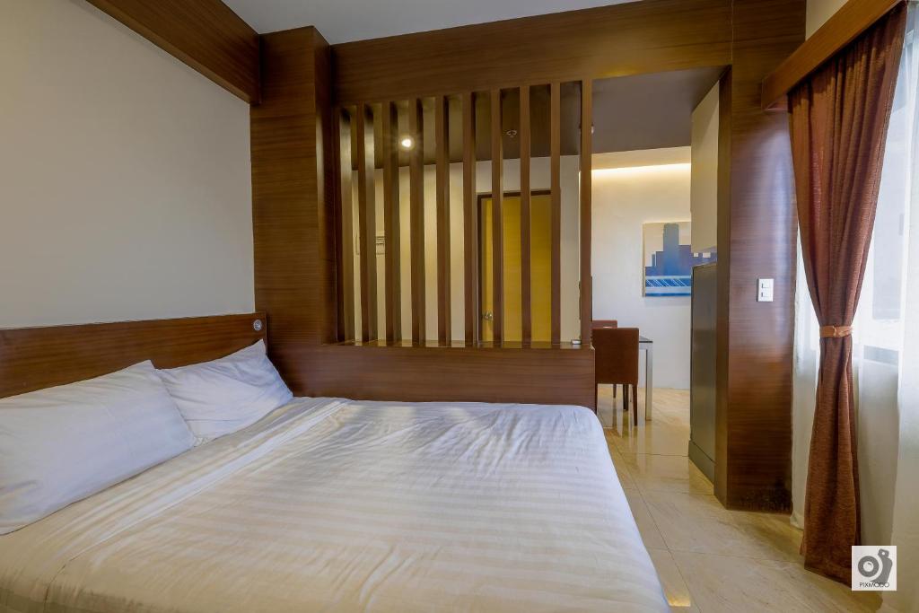 Postel nebo postele na pokoji v ubytování Bed and Bath Serviced Suites