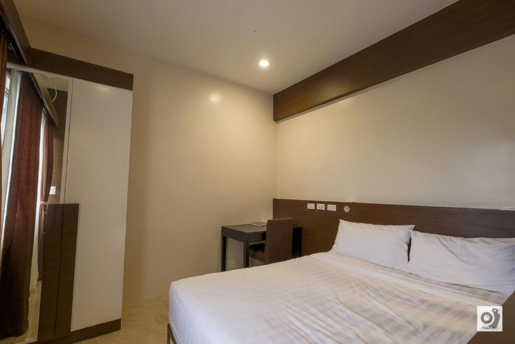 Postel nebo postele na pokoji v ubytování Bed and Bath Serviced Suites