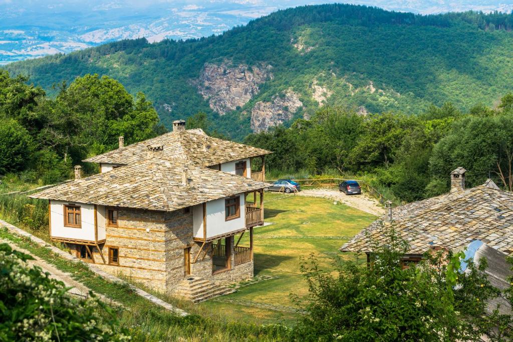 eine Luftansicht eines Hauses mit Bergen im Hintergrund in der Unterkunft Leshten Guest Homes in Leshten