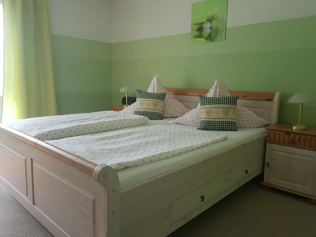 Postel nebo postele na pokoji v ubytování Gästehaus Lehnerer Grainau