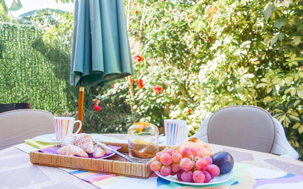 ポルト・ダルクディアにあるLlac Granの果物のトレイを載せたテーブル