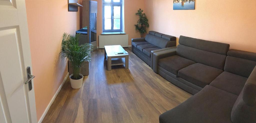 sala de estar con sofá y mesa en Apartament Kleopatra, en Gniezno
