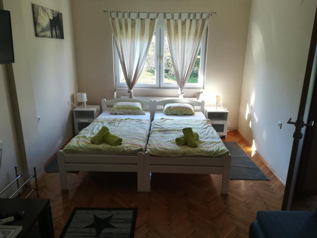 a bedroom with a bed and a window at Apartman Srce in Daruvar