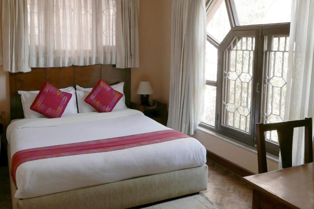 Postel nebo postele na pokoji v ubytování ROKPA Guest House