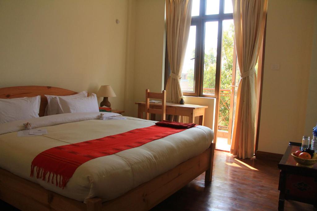 Postel nebo postele na pokoji v ubytování ROKPA Guest House