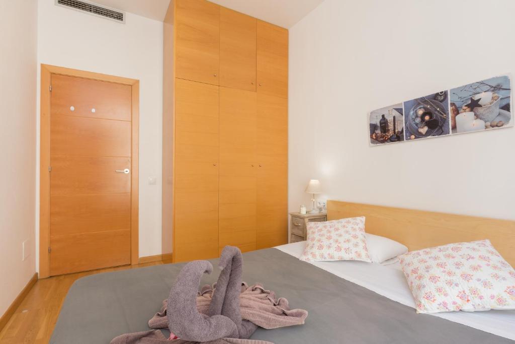 um quarto com uma cama com toalhas em Matarolux16 em Mataró