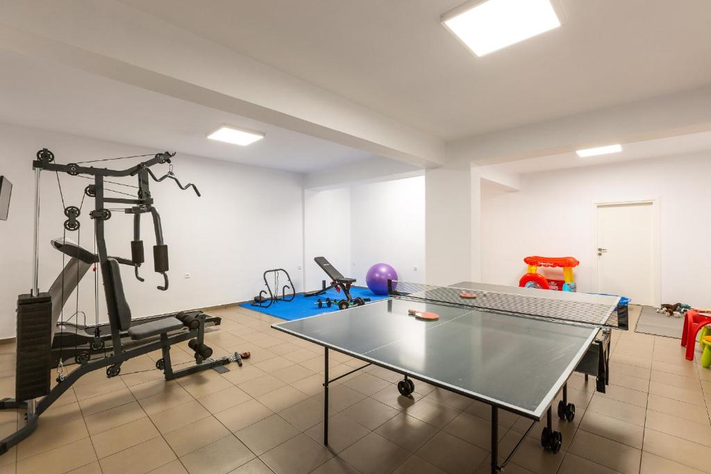 Centrum fitness w obiekcie Nisos Villa, Pool & Heated SpaWhirlpool, Walking to Beach, By ThinkVilla