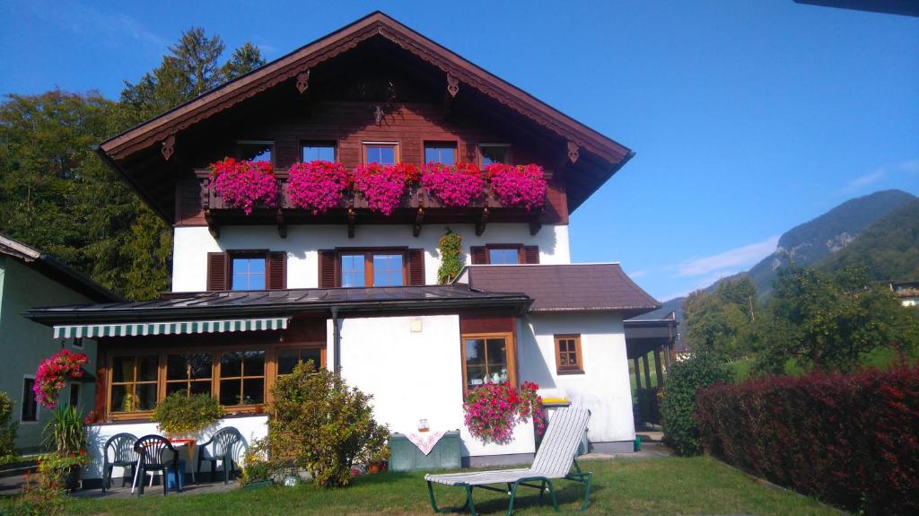 uma casa com caixas de flores em cima em Appartement Scheibling em St. Wolfgang