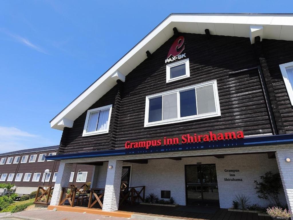 ein Gebäude mit einem Schild, das den Campus Inn Shiloh liest in der Unterkunft Grampus Inn Shirahama in Shirahama