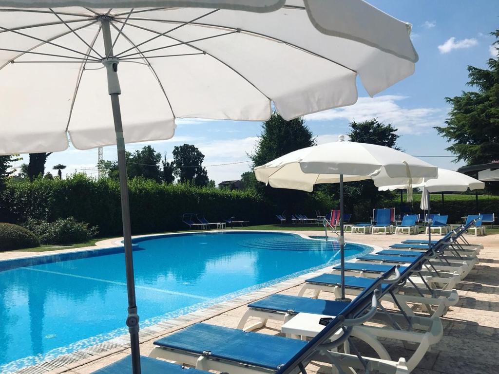 Bazén v ubytování Parc Hotel Casa Mia nebo v jeho okolí
