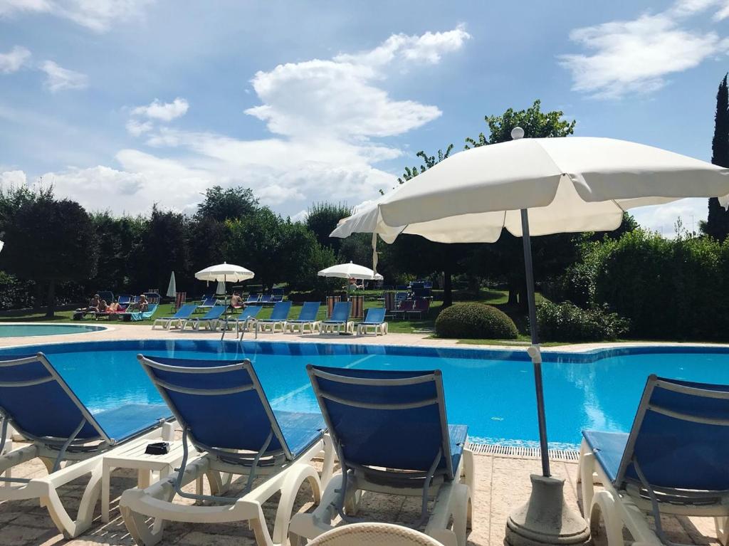 Bazén v ubytování Parc Hotel Casa Mia nebo v jeho okolí