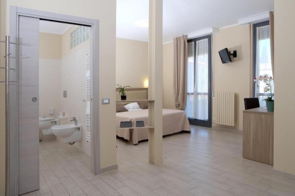une chambre d'hôtel avec un lit et une salle de bain dans l'établissement Villa Gioiosa, à Diano Marina