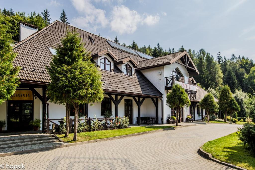 a house with a pathway in front of it at Gościniec in Krynica Zdrój