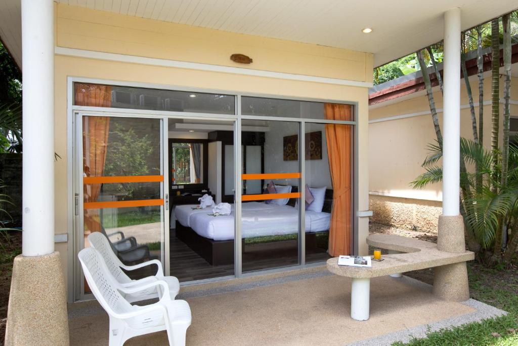 Postel nebo postele na pokoji v ubytování Phuket Sea Resort SHA Extra Plus