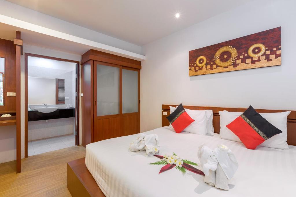Postel nebo postele na pokoji v ubytování Phuket Sea Resort SHA Extra Plus