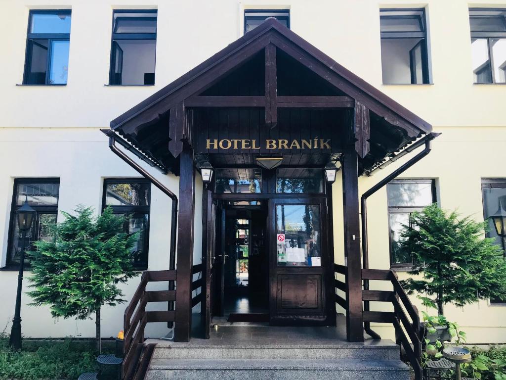 drzwi wejściowe do hotelu z napisem "oddział hotelowy" w obiekcie Hotel Braník w Pradze
