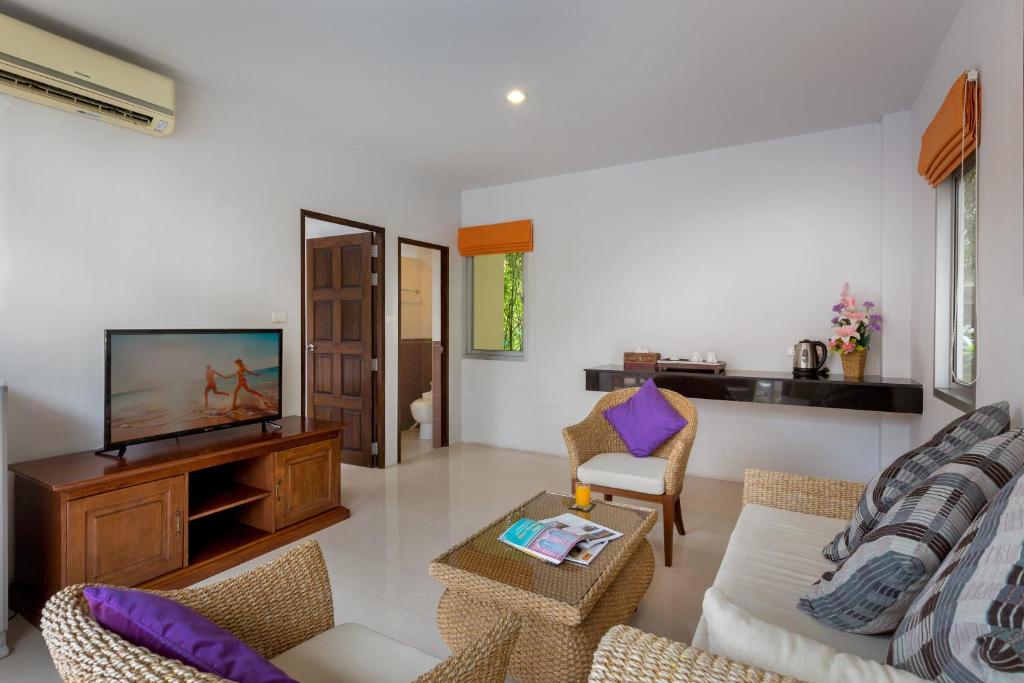 TV a/nebo společenská místnost v ubytování Phuket Sea Resort SHA Extra Plus