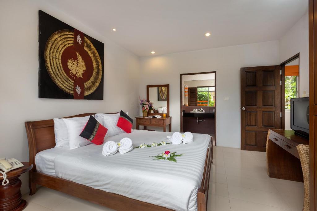 Postel nebo postele na pokoji v ubytování Phuket Sea Resort SHA Extra Plus