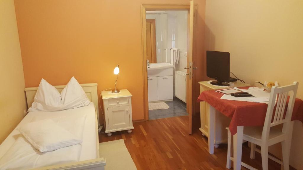 Letto o letti in una camera di Pension Arkadenhof