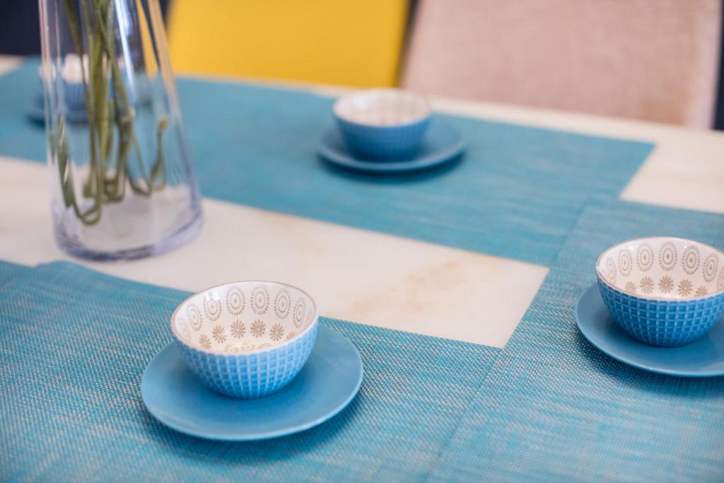 uma mesa com três tigelas em pratos numa mesa em ChengDu JinNiu·ChunXi Road Locals Apartment 00129440 em Chengdu