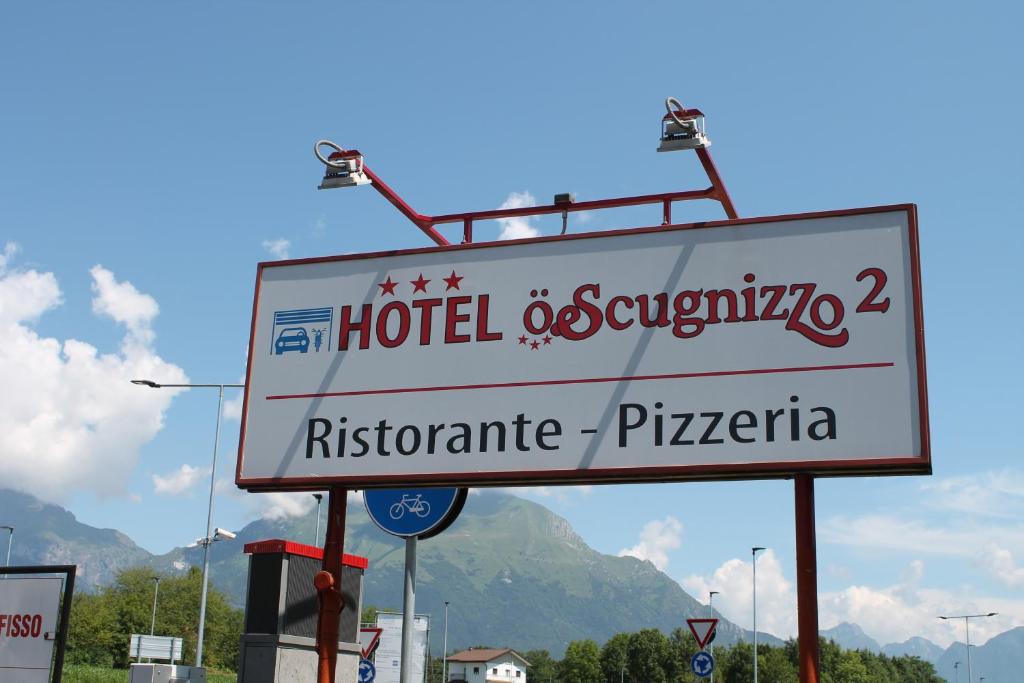ein Schild für ein Hotel mit Segovia und russianatlantischer Pizza in der Unterkunft Hotel O'Scugnizzo 2 in Belluno