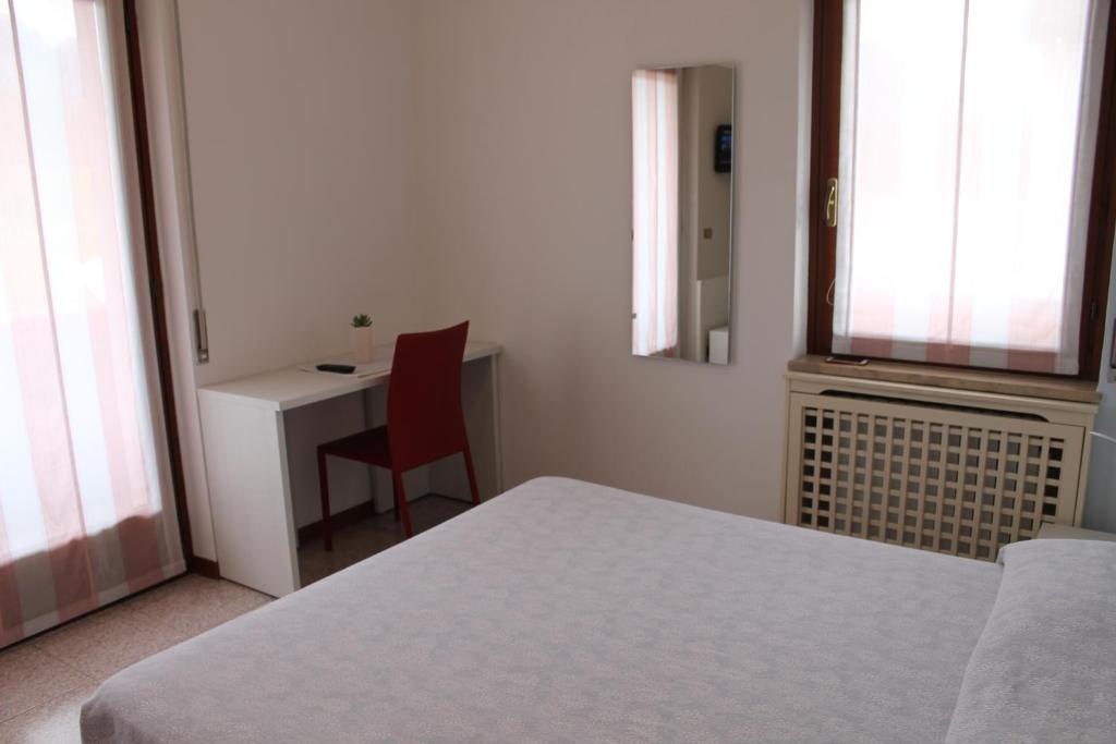 Łóżko lub łóżka w pokoju w obiekcie Hotel O'Scugnizzo 2