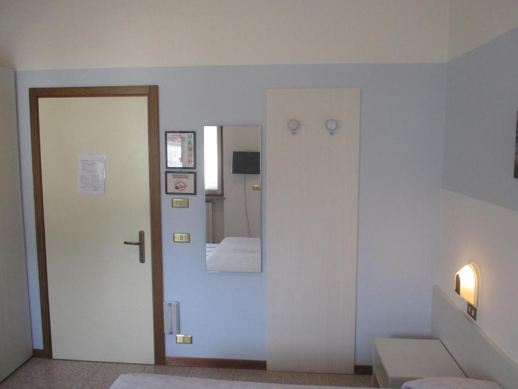 Pokój z przedpokojem z drzwiami i lustrem w obiekcie Hotel O'Scugnizzo 2 w mieście Belluno