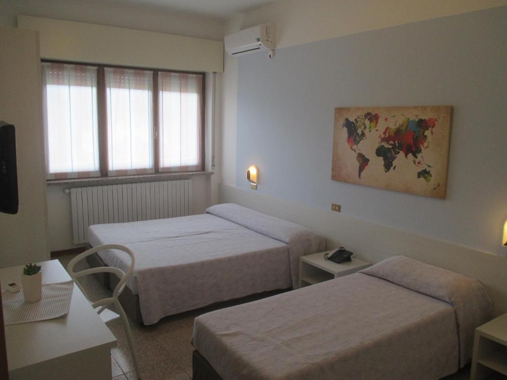 Łóżko lub łóżka w pokoju w obiekcie Hotel O'Scugnizzo 2