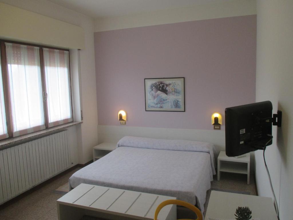 Łóżko lub łóżka w pokoju w obiekcie Hotel O'Scugnizzo 2