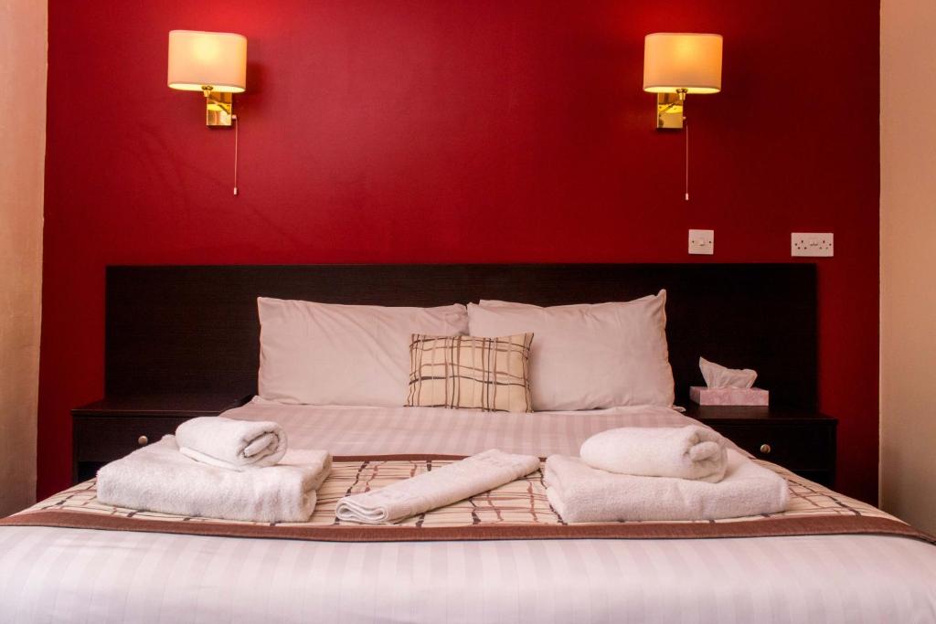 Postel nebo postele na pokoji v ubytování Kings Arms Hotel - A Bespoke Hotel