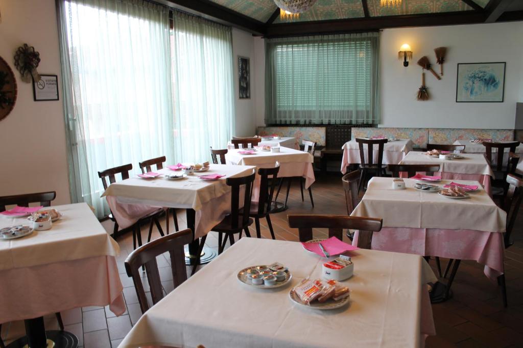 Restauracja lub miejsce do jedzenia w obiekcie Hotel O'Scugnizzo 2