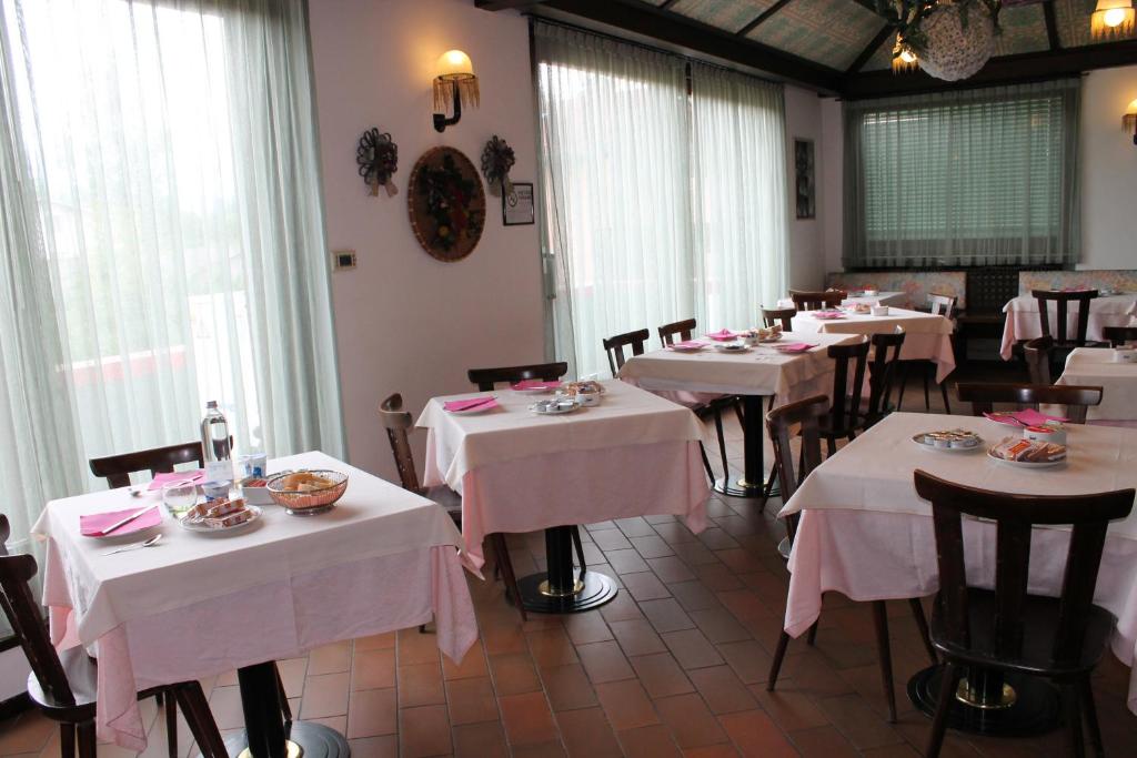 Restauracja lub miejsce do jedzenia w obiekcie Hotel O'Scugnizzo 2