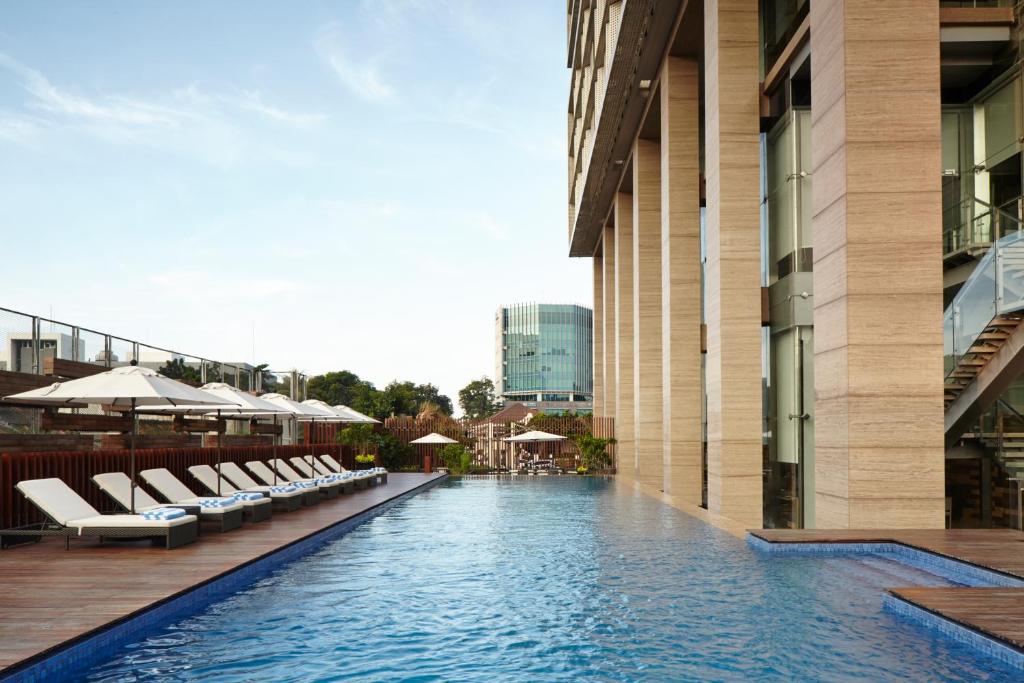 Bazén v ubytování Fraser Residence Menteng Jakarta nebo v jeho okolí