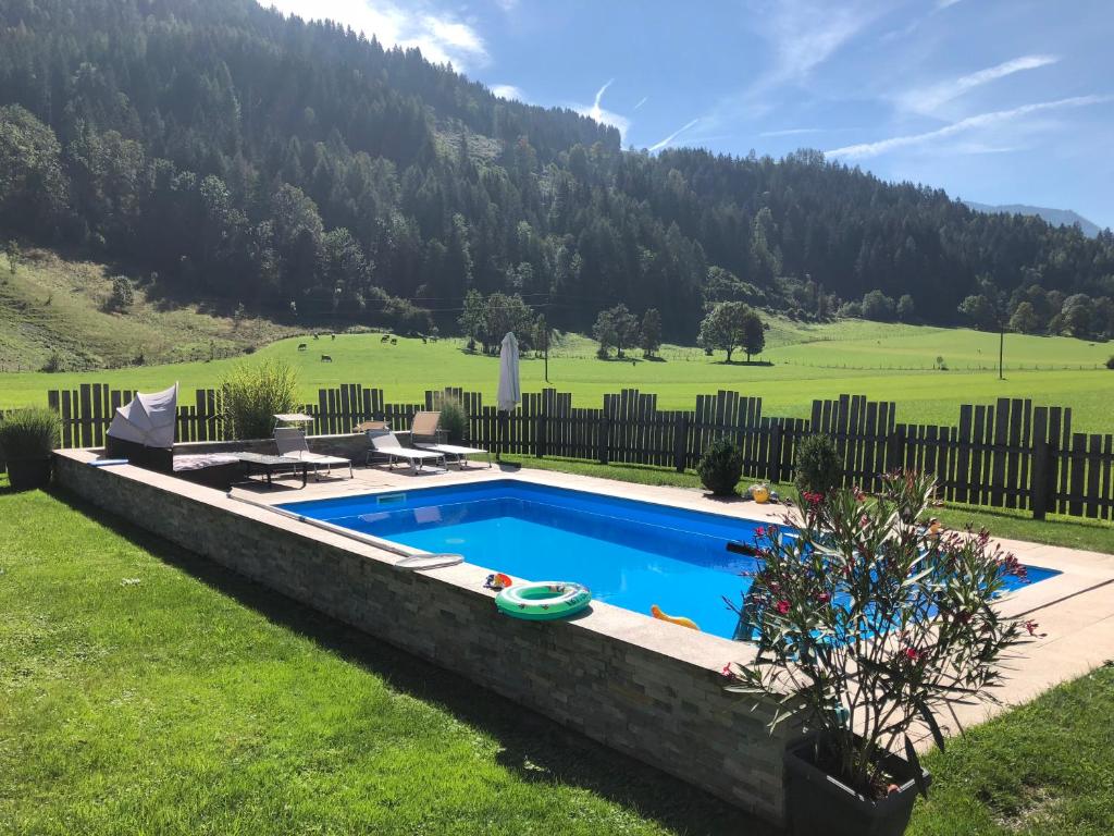 Bazén v ubytovaní Urlaub am Bauernhof Rothof alebo v jeho blízkosti