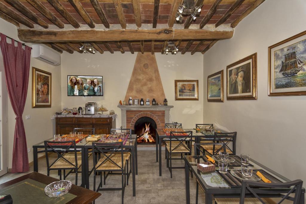 uma sala de jantar com mesas e uma lareira em Art Gallery B&B em Vorno