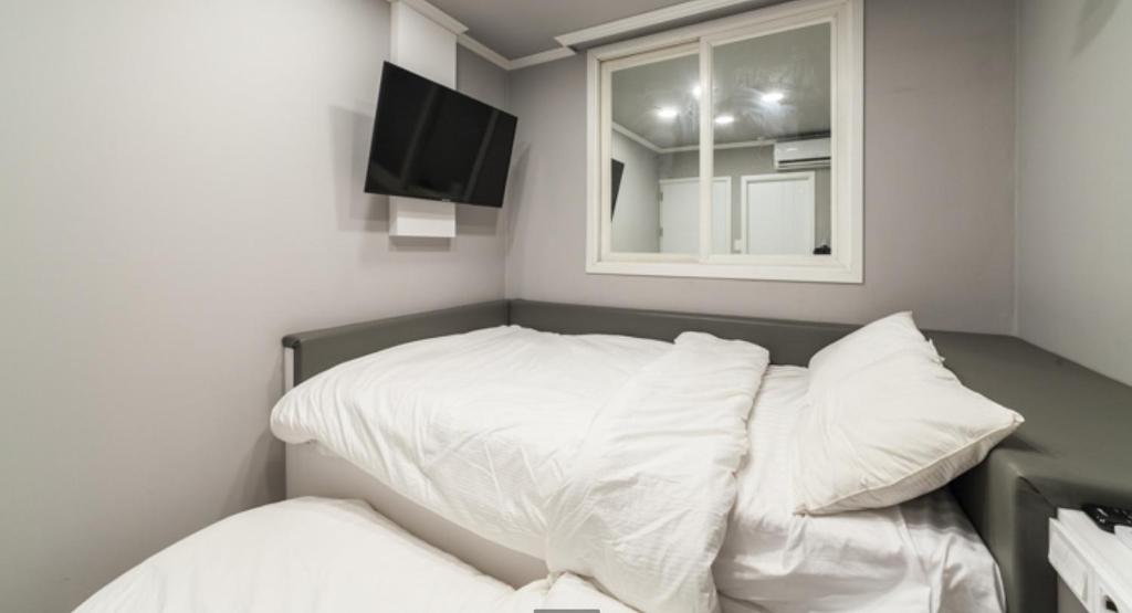 Postel nebo postele na pokoji v ubytování Inn Hotel