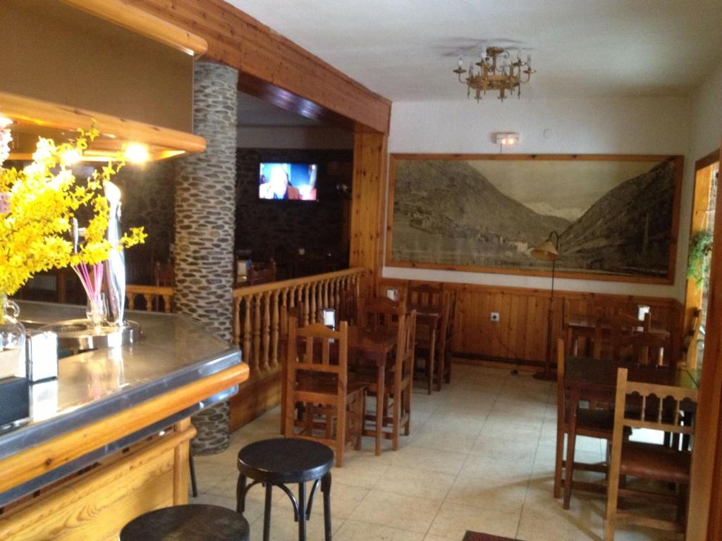 Lounge alebo bar v ubytovaní Hotel Llacs De Cardos