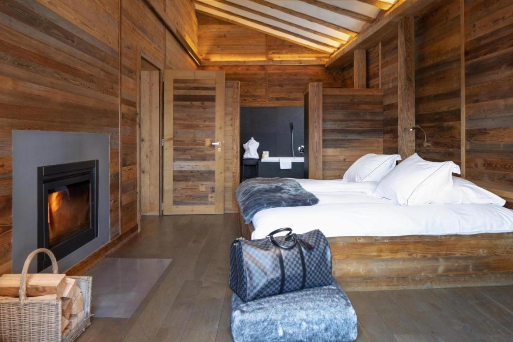 Postel nebo postele na pokoji v ubytování Hostellerie du Pas de l'Ours "Relais et Châteaux"