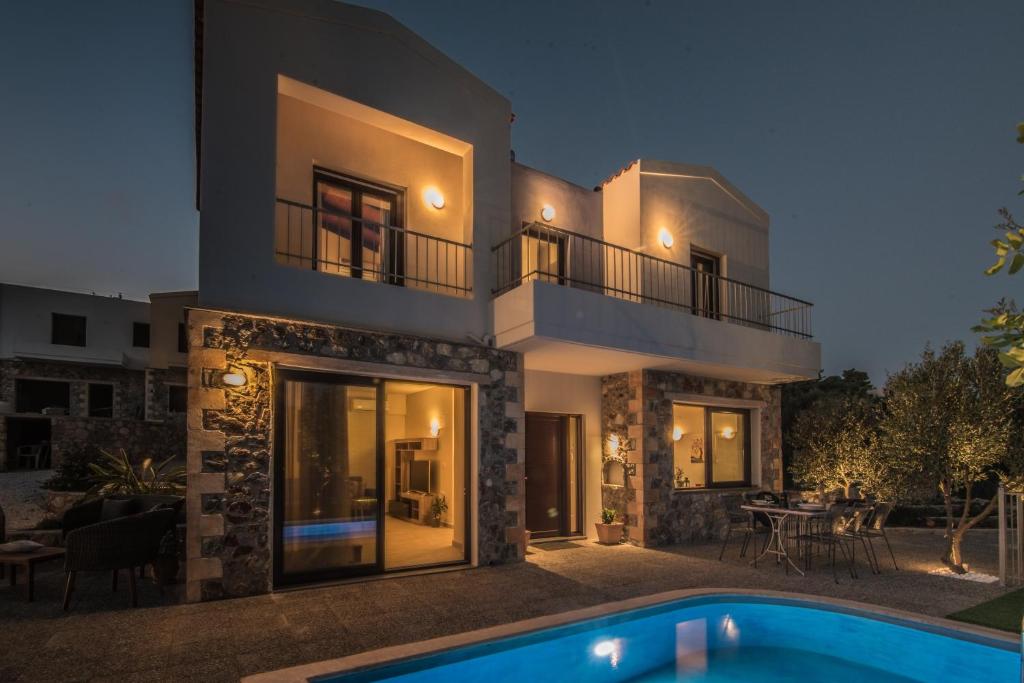 Basen w obiekcie Istros Villas - with Pools, BBQ & Heated Spa Whirlpools, By ThinkVilla lub w pobliżu