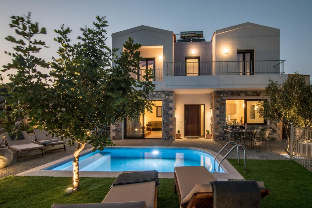 Basen w obiekcie Istros Villas - with Pools, BBQ & Heated Spa Whirlpools, By ThinkVilla lub w pobliżu