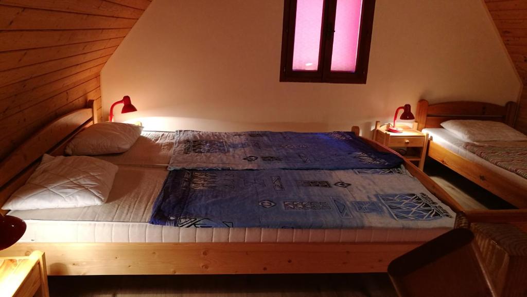 Postel nebo postele na pokoji v ubytování Chaty u rybníka Brodský
