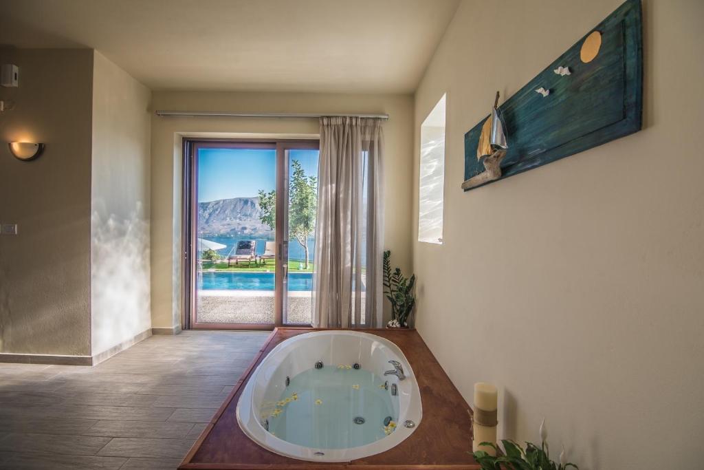 Basen w obiekcie Istros Villas - with Pools, BBQ & Heated Spa Whirlpools, By ThinkVilla lub w pobliżu
