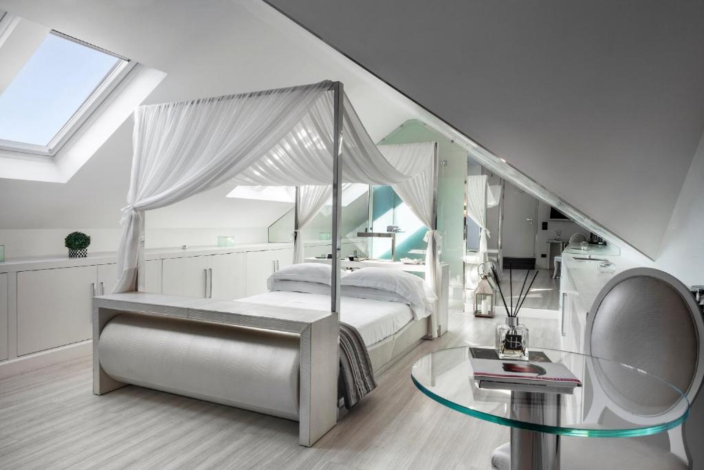 Кровать или кровати в номере LHP Hotel Santa Margherita Palace & SPA