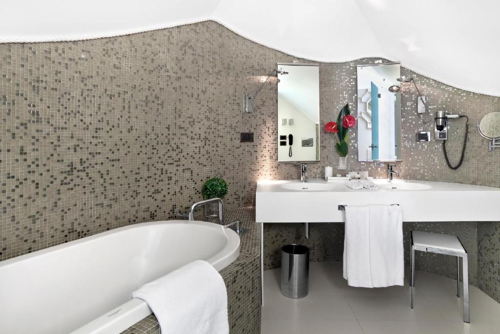 Ванная комната в LHP Hotel Santa Margherita Palace & SPA