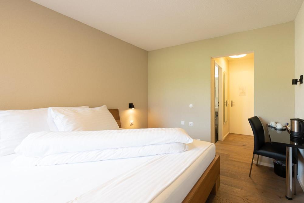 Postel nebo postele na pokoji v ubytování Noah Hotel